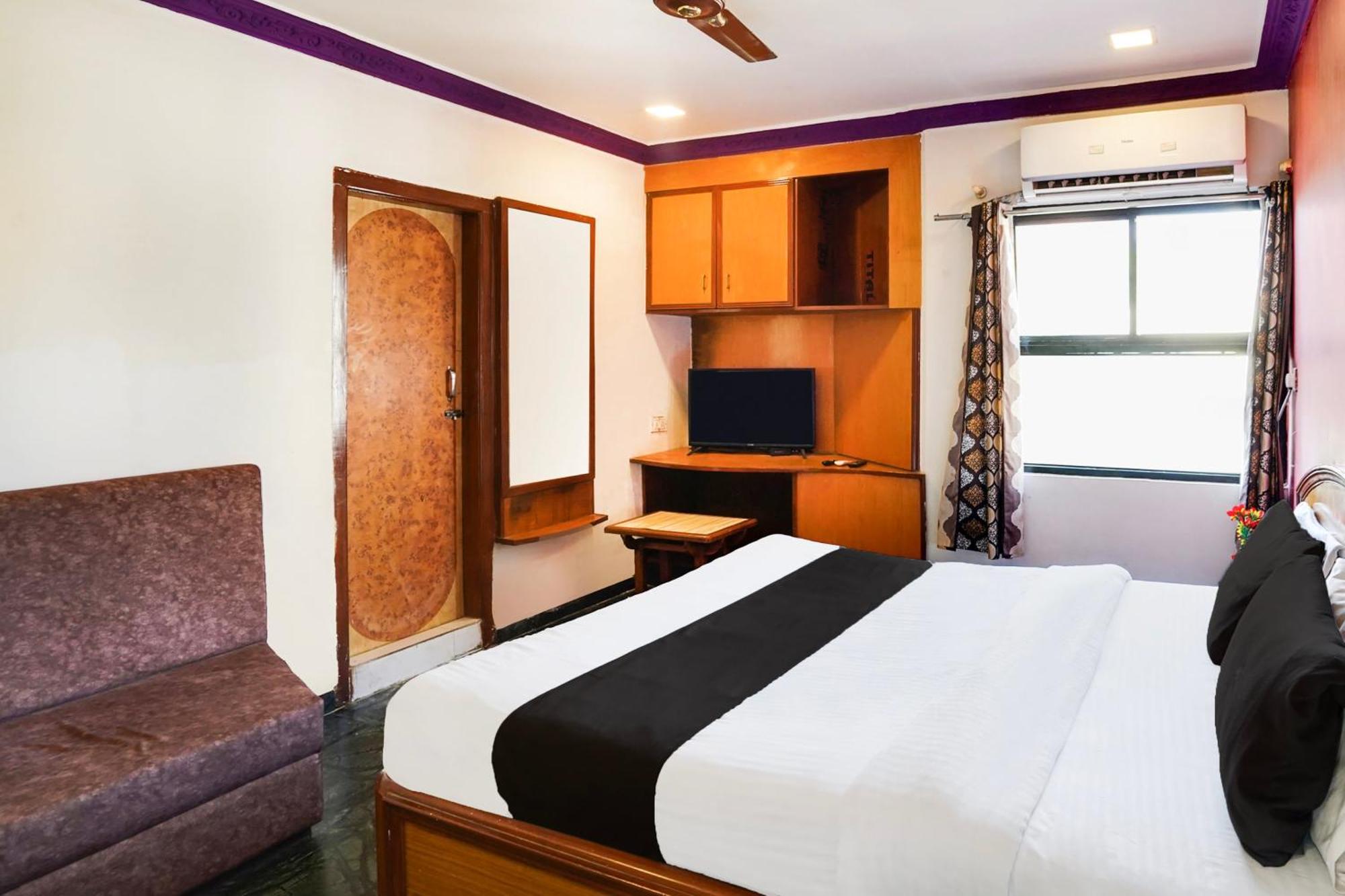 OYO 2286 Hotel Bridge Ahmedabad Buitenkant foto