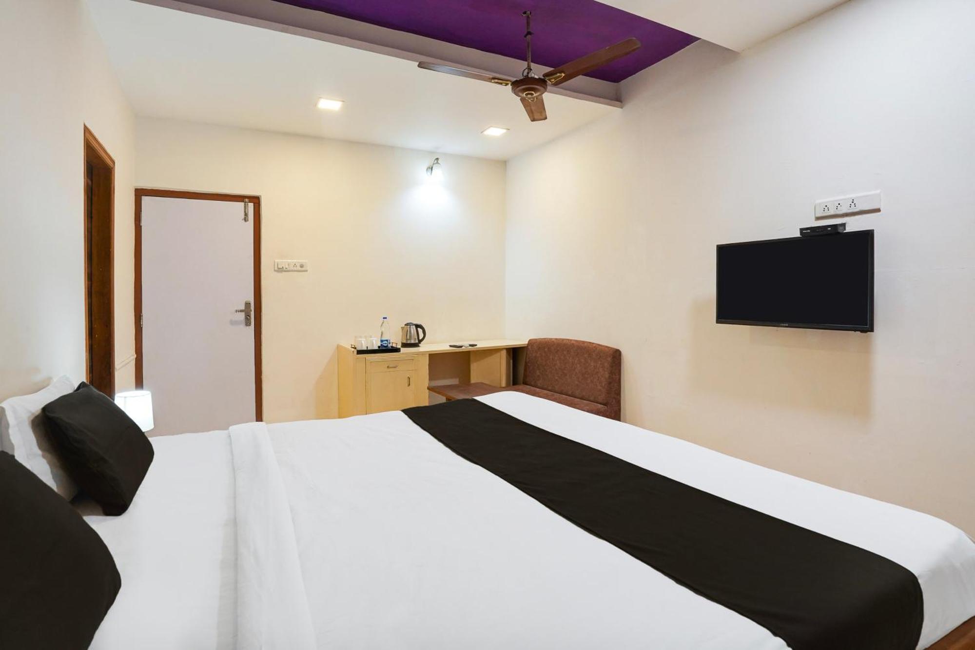 OYO 2286 Hotel Bridge Ahmedabad Buitenkant foto