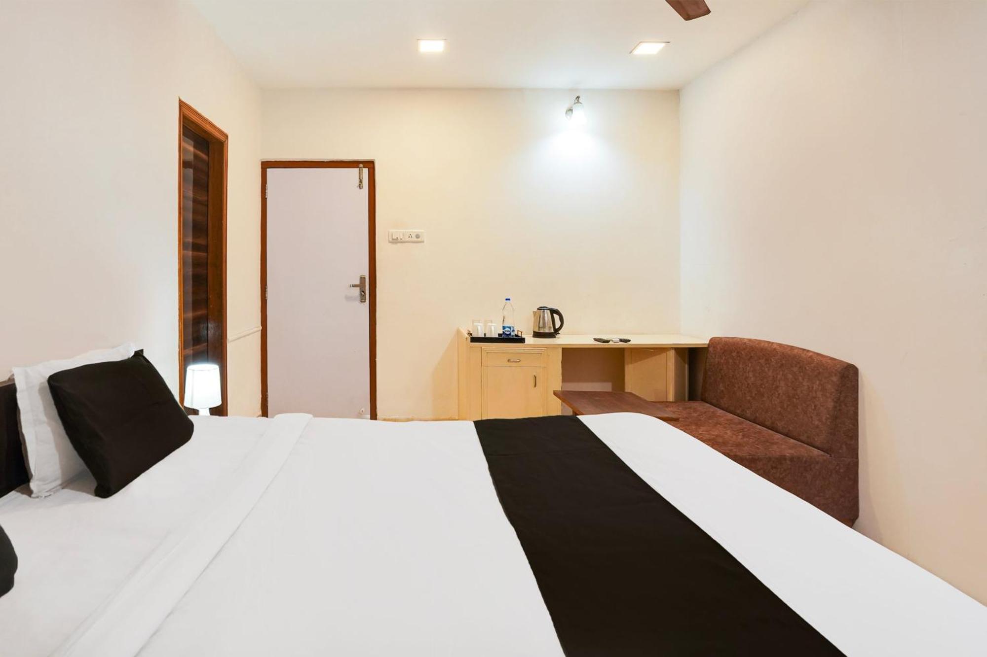 OYO 2286 Hotel Bridge Ahmedabad Buitenkant foto