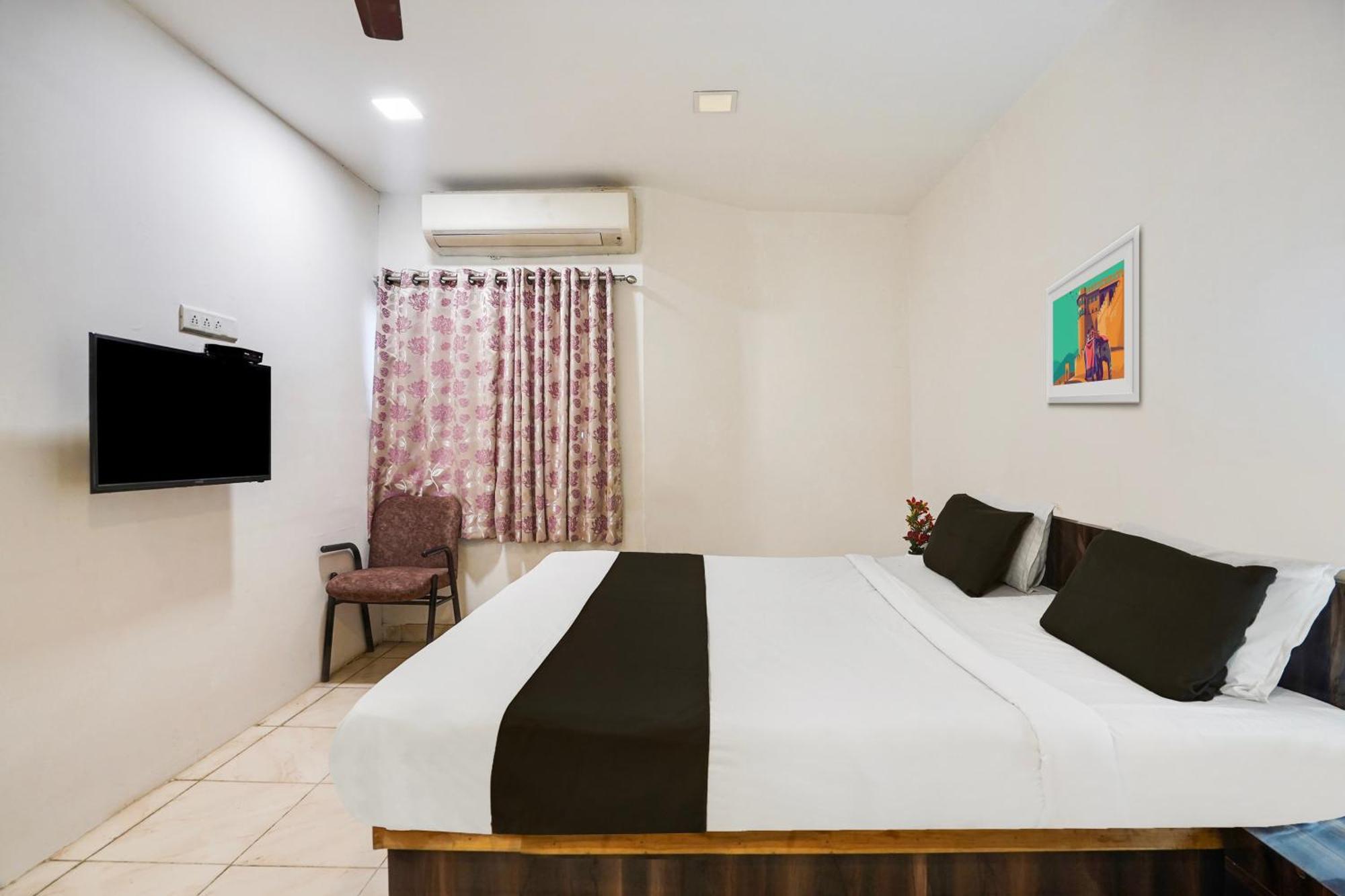 OYO 2286 Hotel Bridge Ahmedabad Buitenkant foto