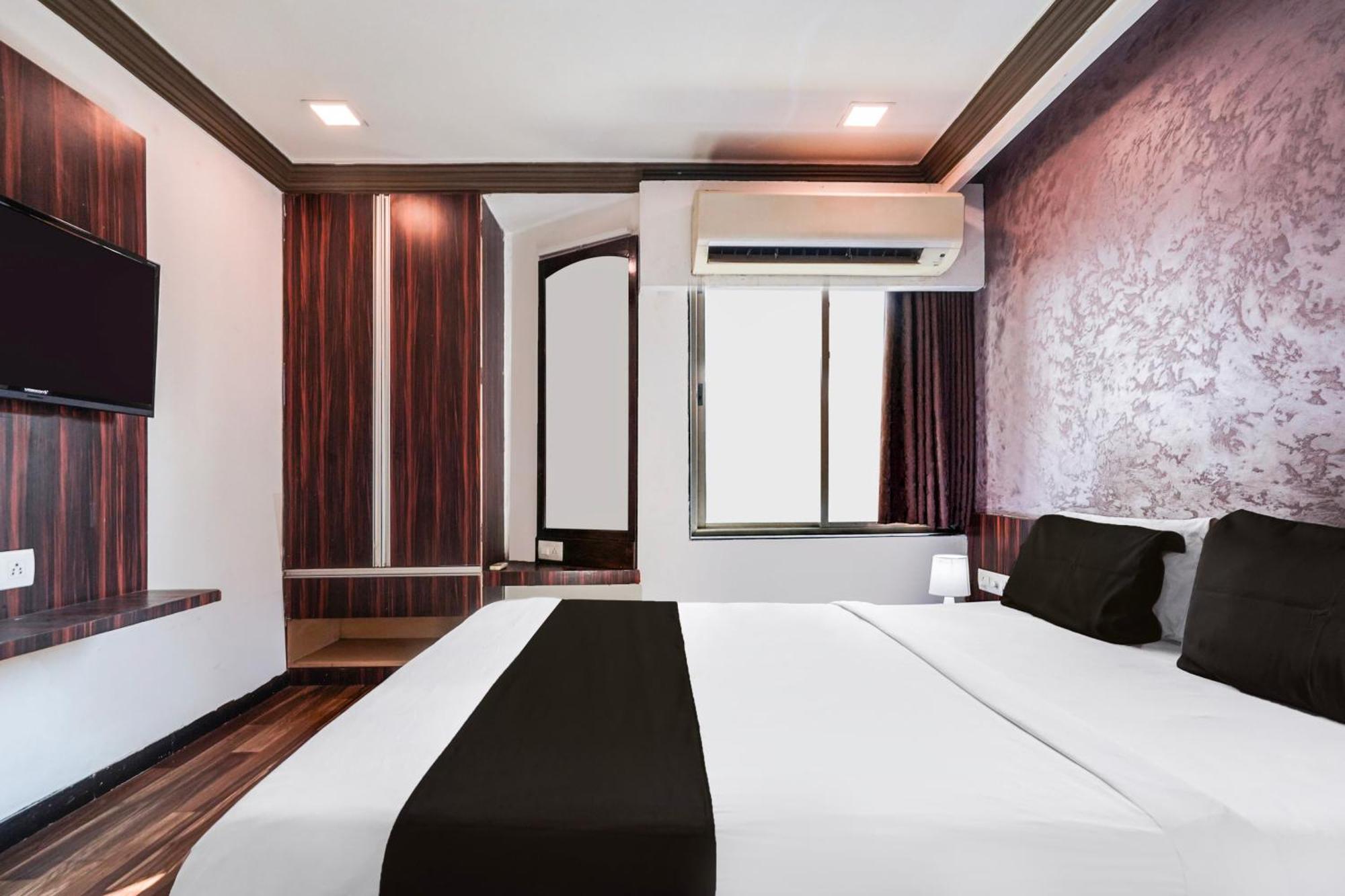 OYO 2286 Hotel Bridge Ahmedabad Buitenkant foto