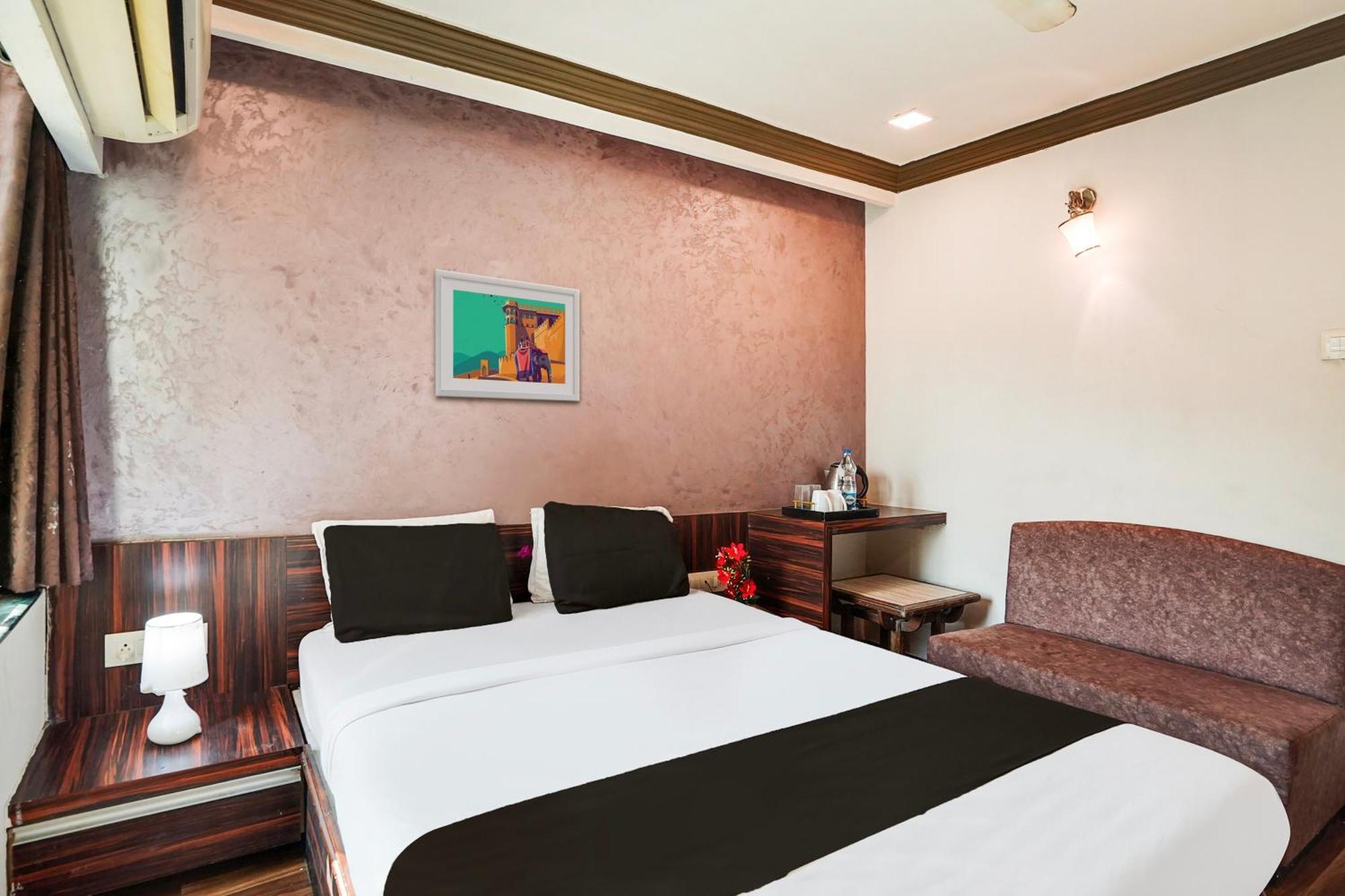 OYO 2286 Hotel Bridge Ahmedabad Buitenkant foto