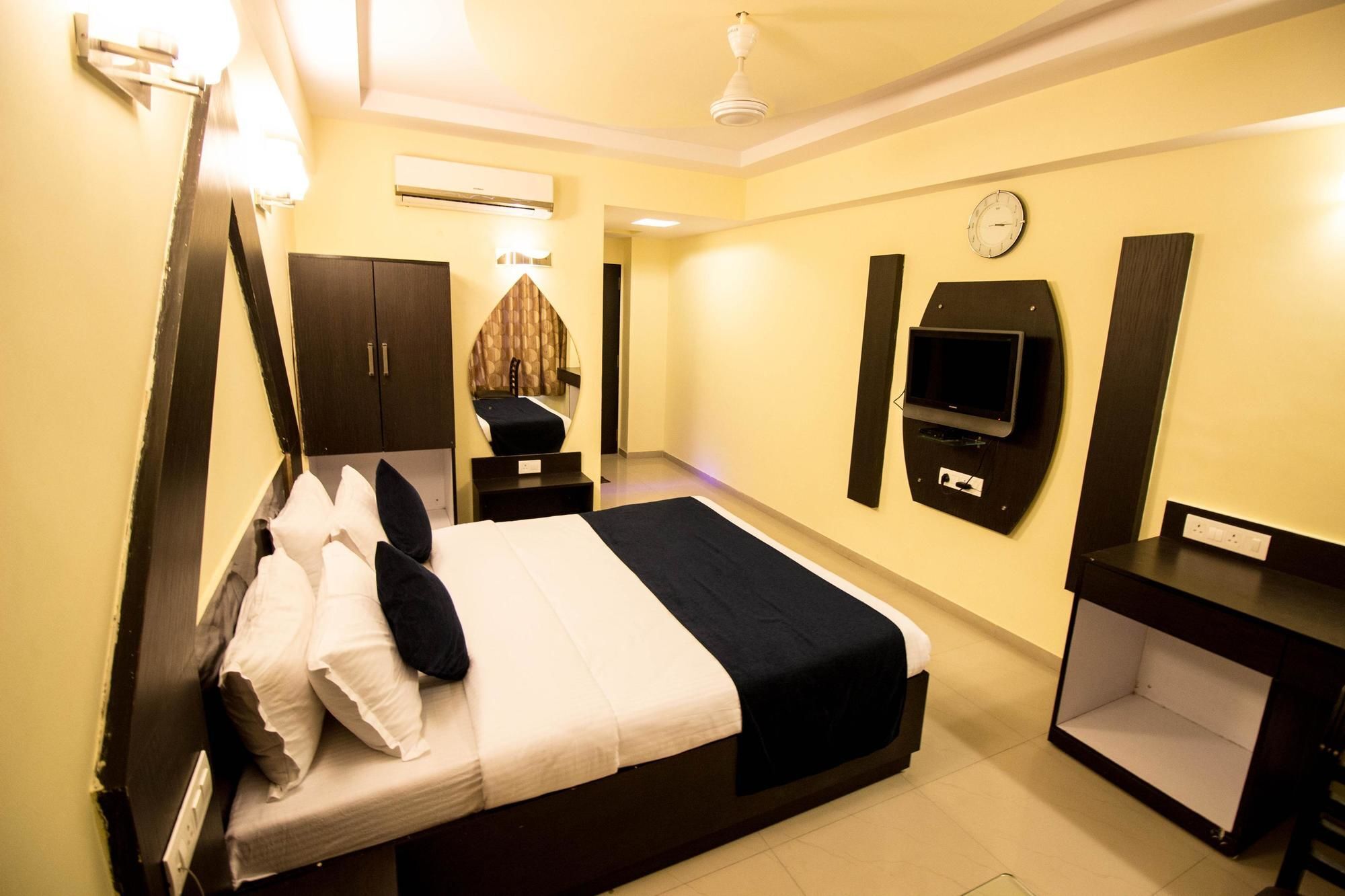 OYO 2286 Hotel Bridge Ahmedabad Buitenkant foto