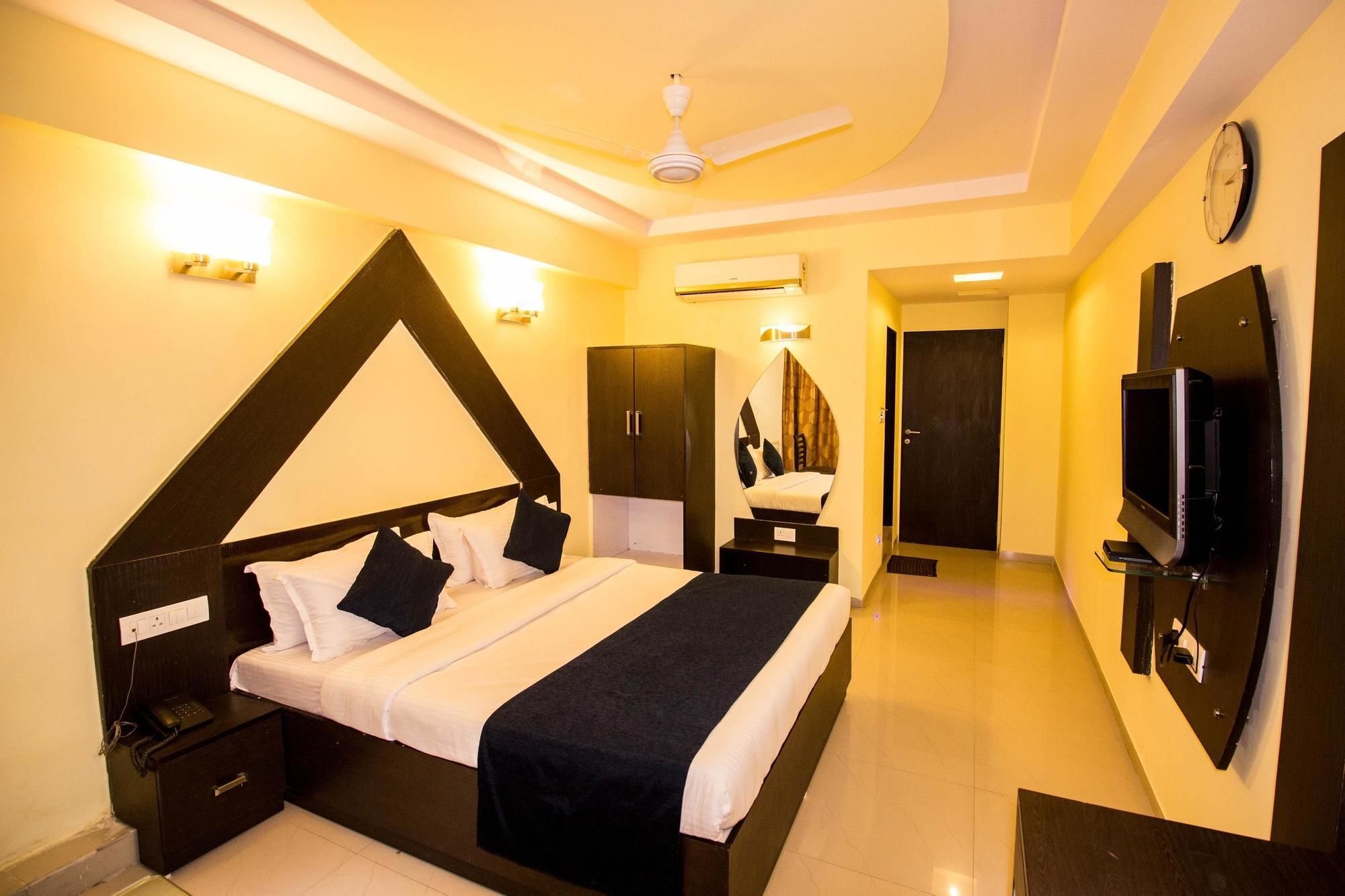 OYO 2286 Hotel Bridge Ahmedabad Buitenkant foto