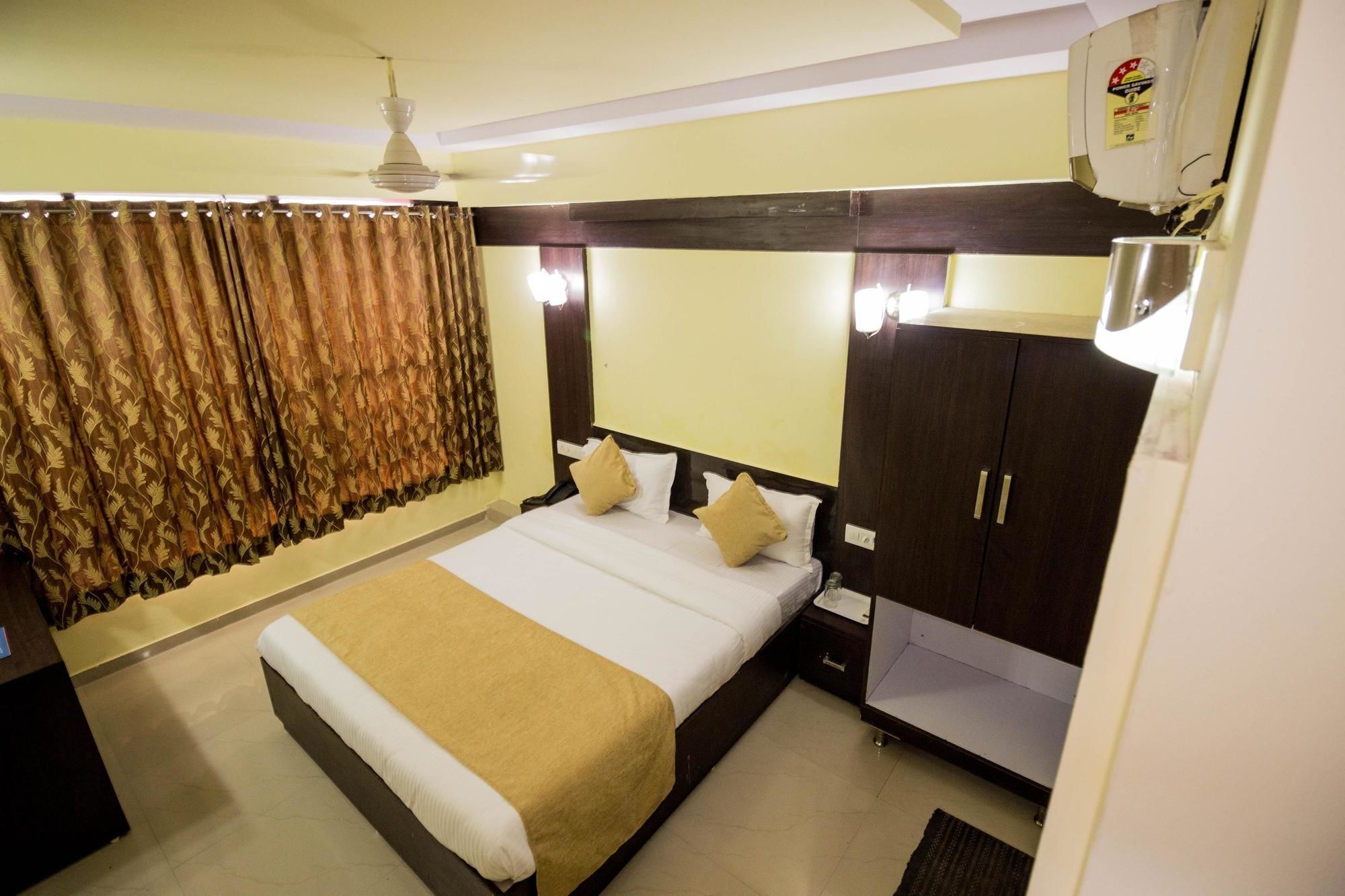 OYO 2286 Hotel Bridge Ahmedabad Buitenkant foto
