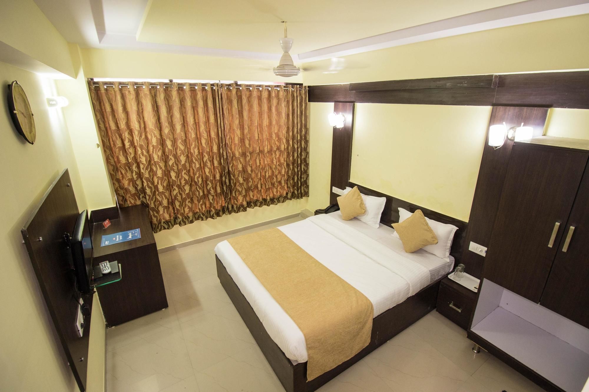 OYO 2286 Hotel Bridge Ahmedabad Buitenkant foto