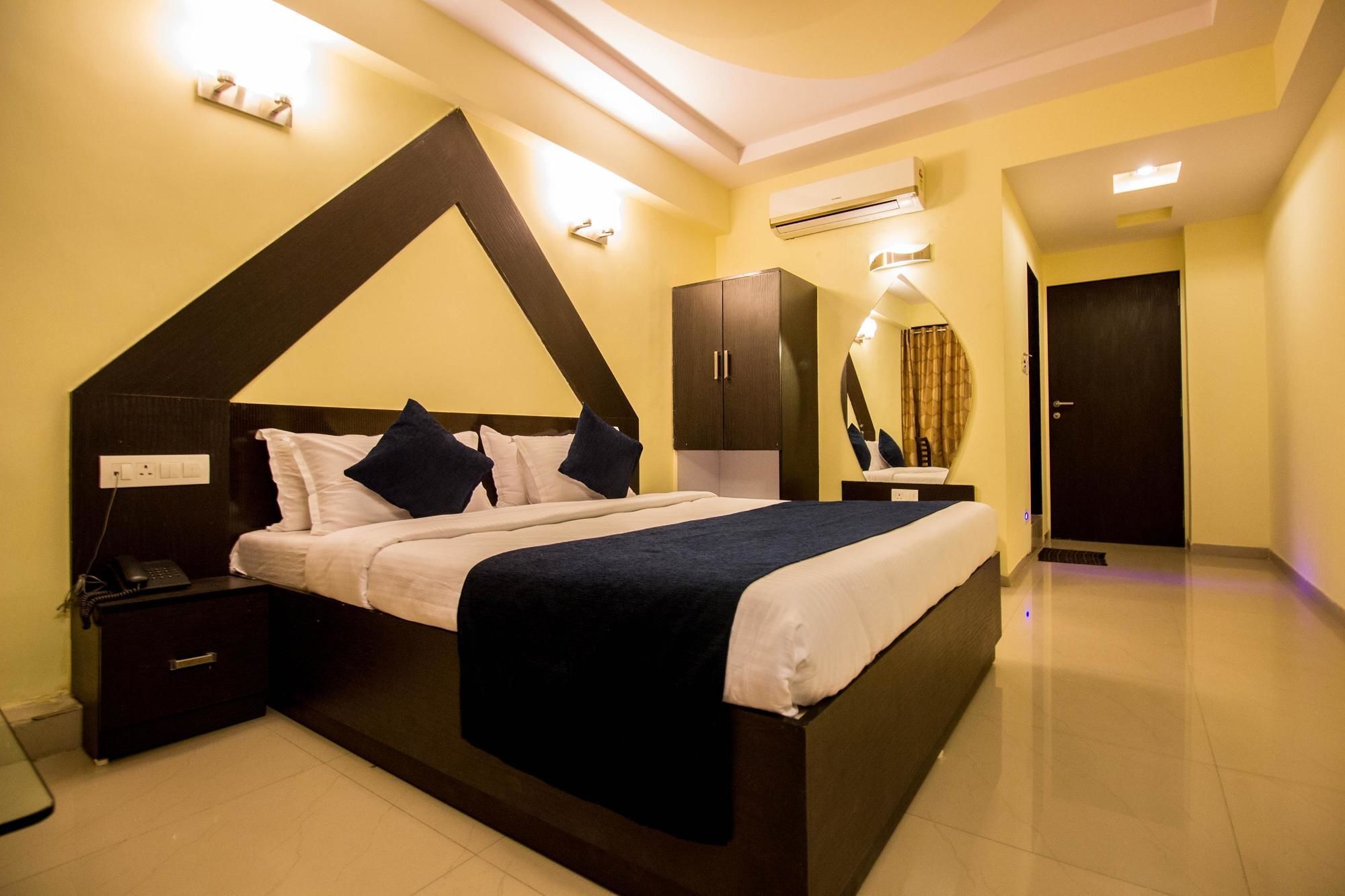 OYO 2286 Hotel Bridge Ahmedabad Buitenkant foto