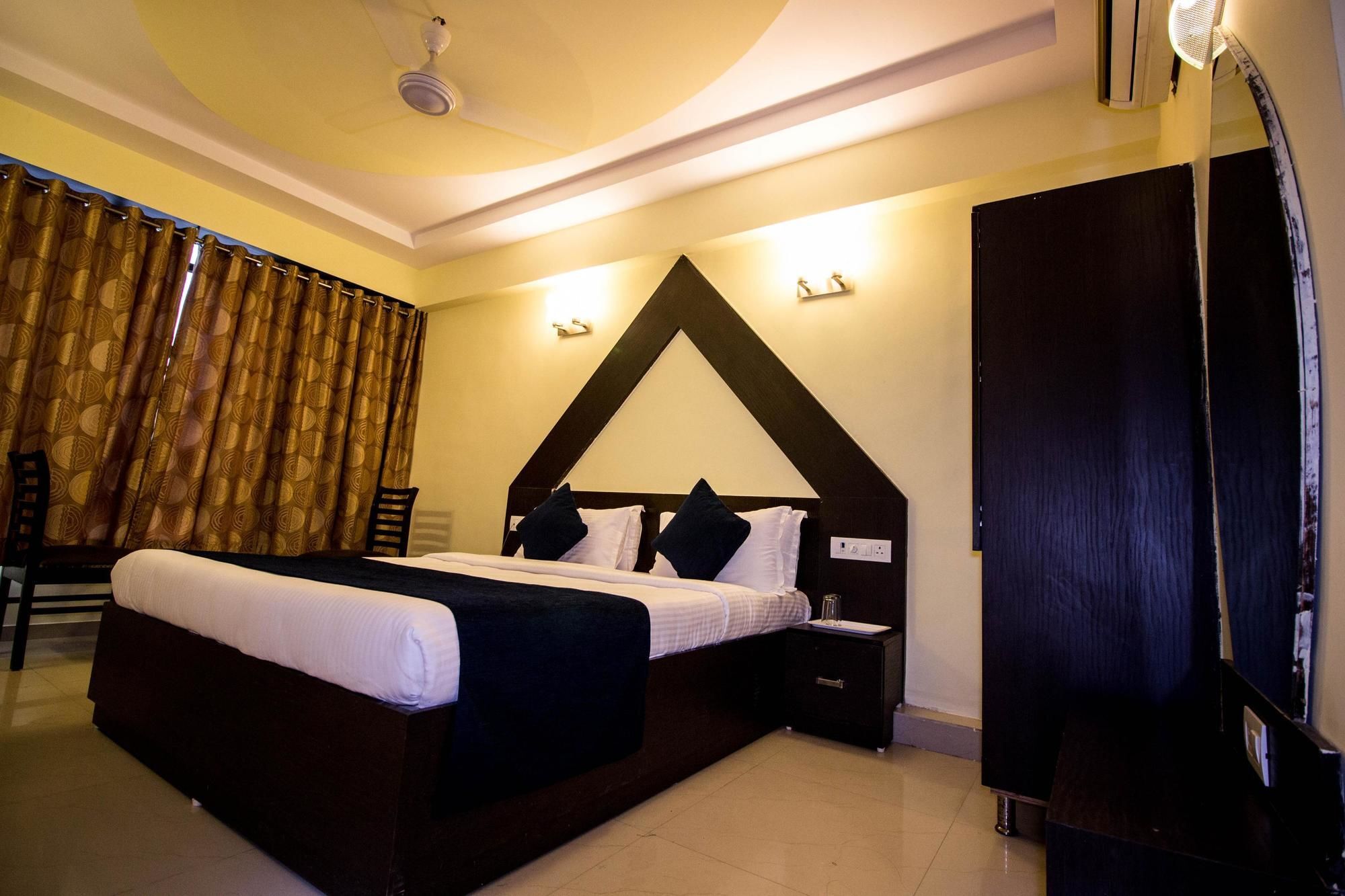 OYO 2286 Hotel Bridge Ahmedabad Buitenkant foto