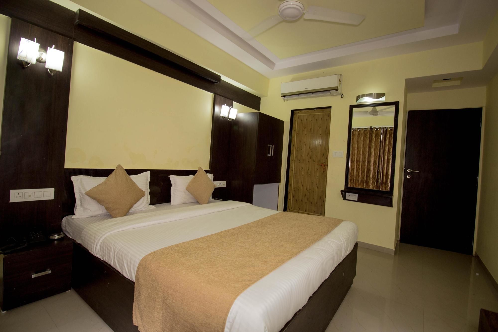 OYO 2286 Hotel Bridge Ahmedabad Buitenkant foto